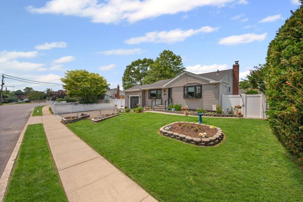North Babylon, NY 11703,220 Farhan LN