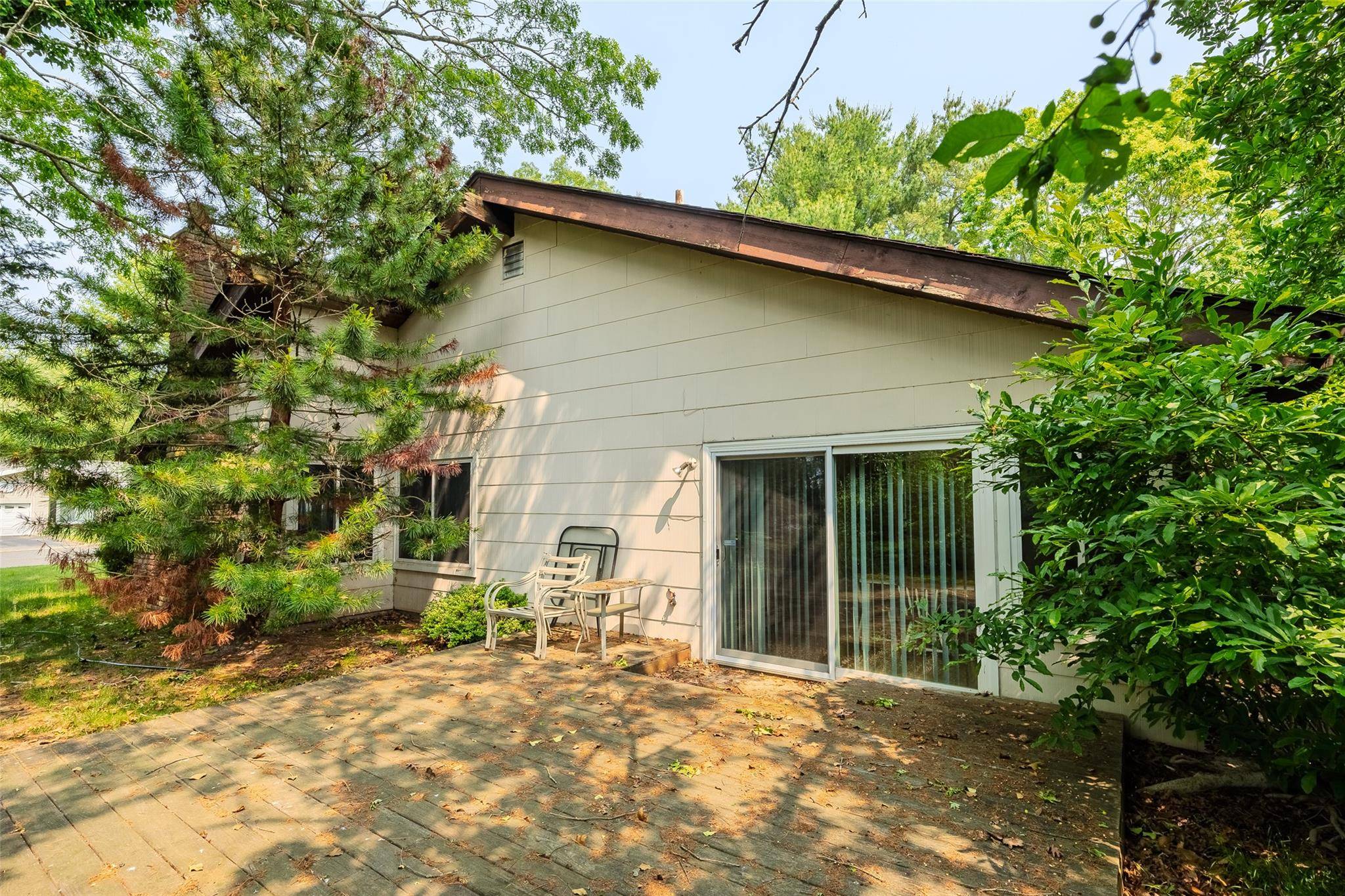 Coram, NY 11727,37 Glenmere LN