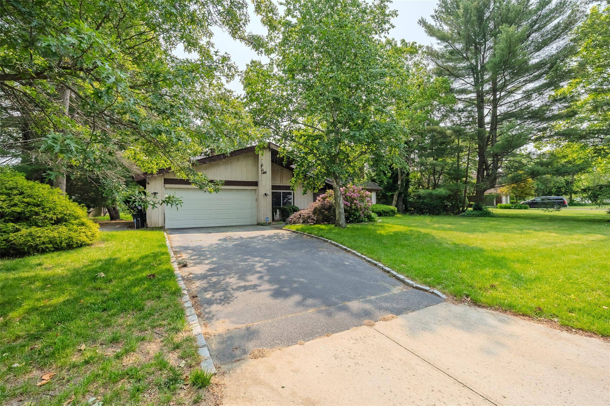 Coram, NY 11727,37 Glenmere LN