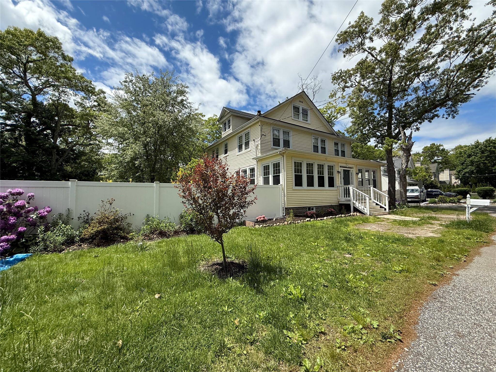 Mastic, NY 11950,64 Vernon AVE