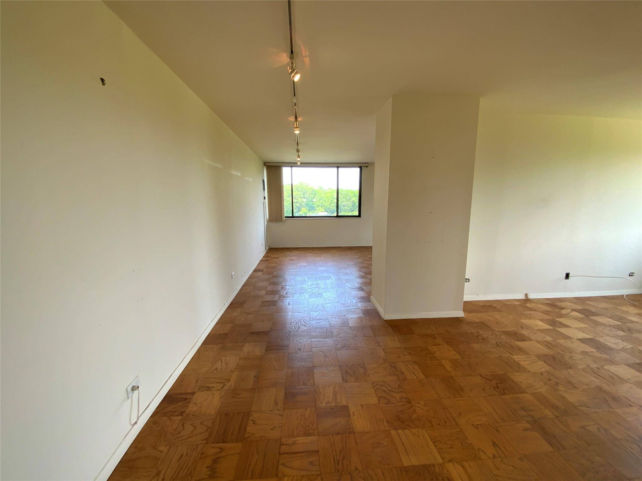 Floral Park, NY 11005,27110 Grand Central Pkwy #3W