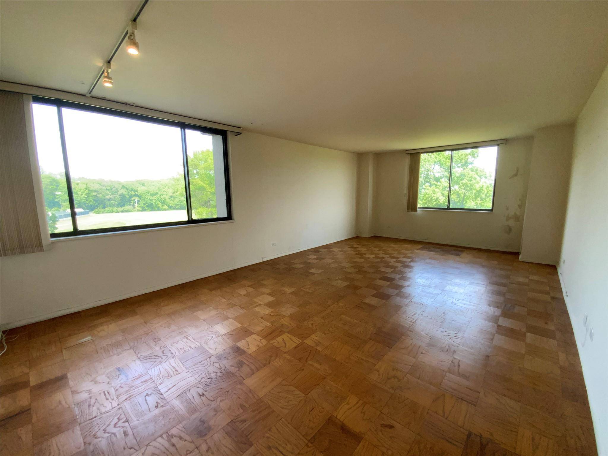 Floral Park, NY 11005,27110 Grand Central Pkwy #3W