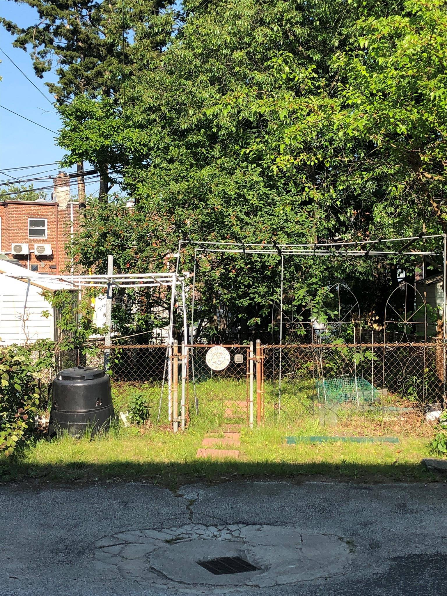 Fresh Meadows, NY 11365,70-27 175th ST