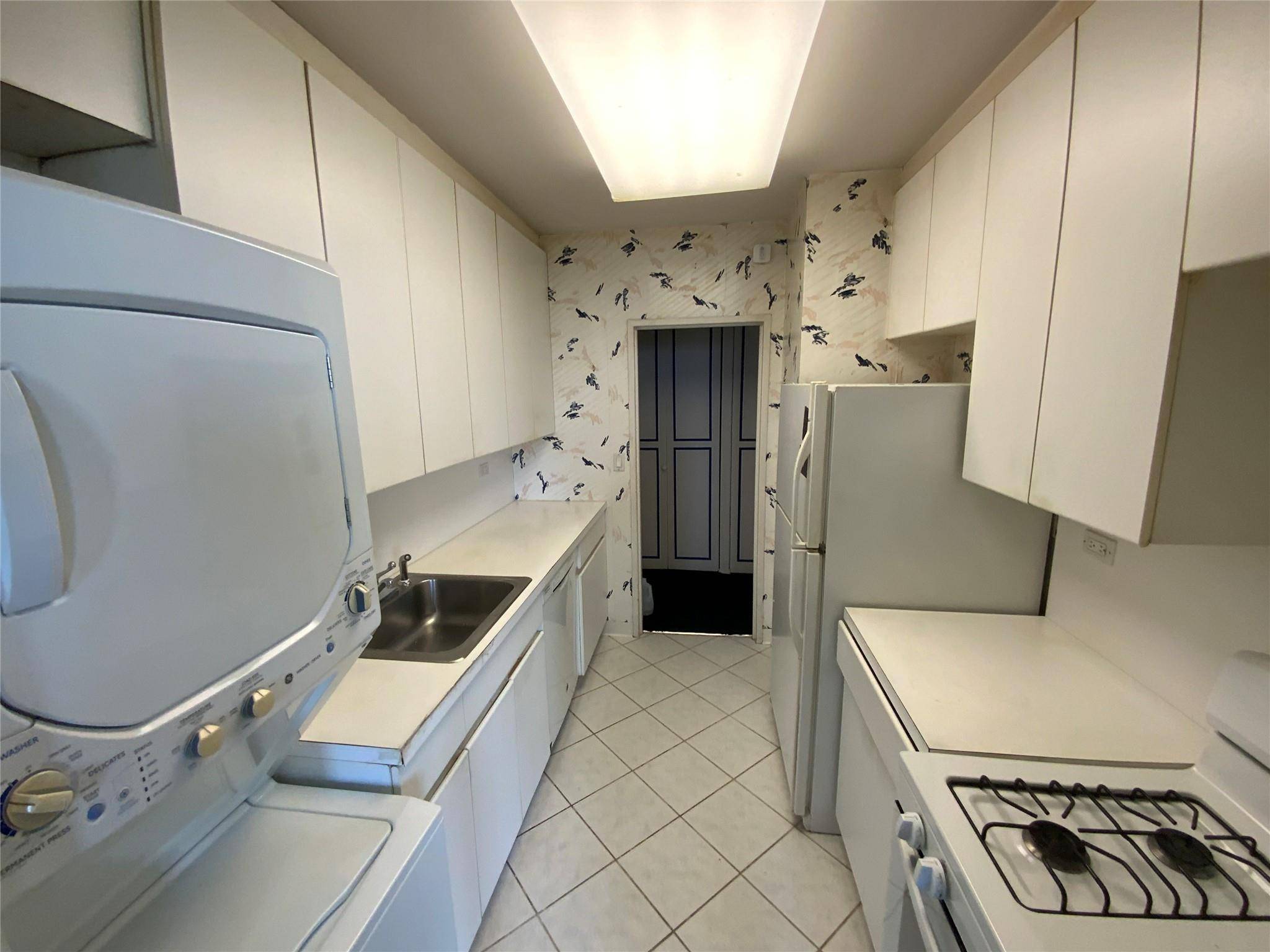 Floral Park, NY 11005,27110 Grand Central Pkwy #11A