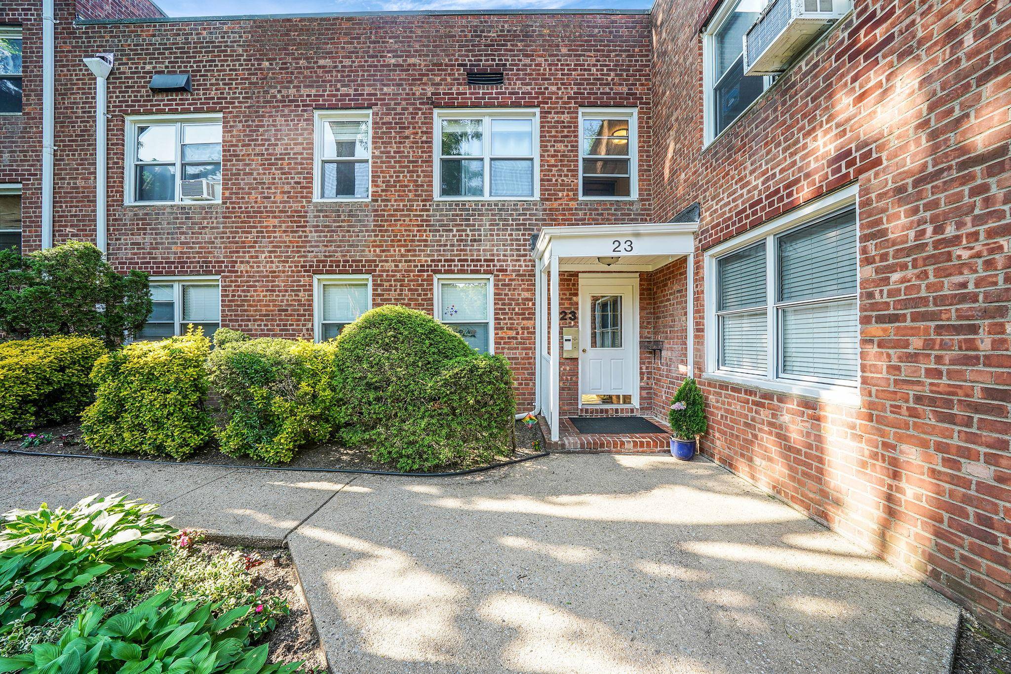 Roslyn Heights, NY 11577,23 Edwards ST #1C