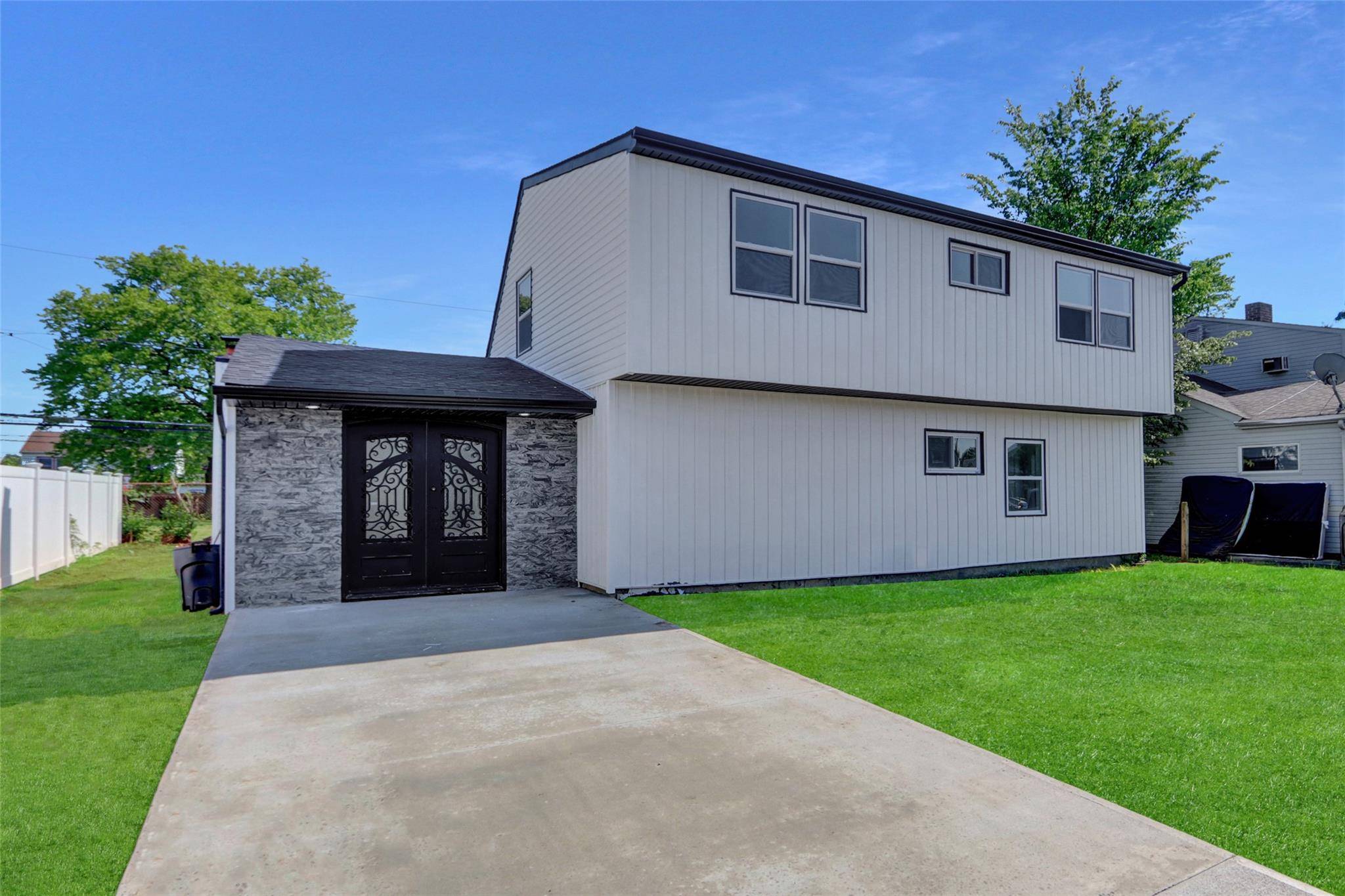 Levittown, NY 11756,12 Woodcock LN