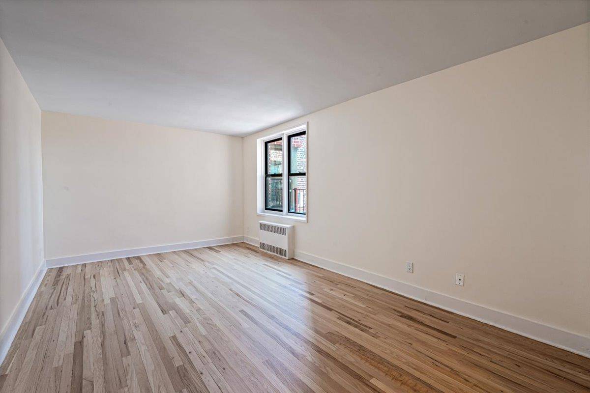 Briarwood, NY 11435,8423 Manton ST #6E