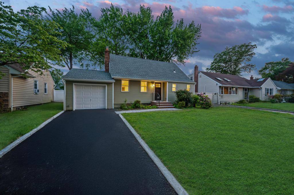 Wantagh, NY 11793,732 Woodside DR