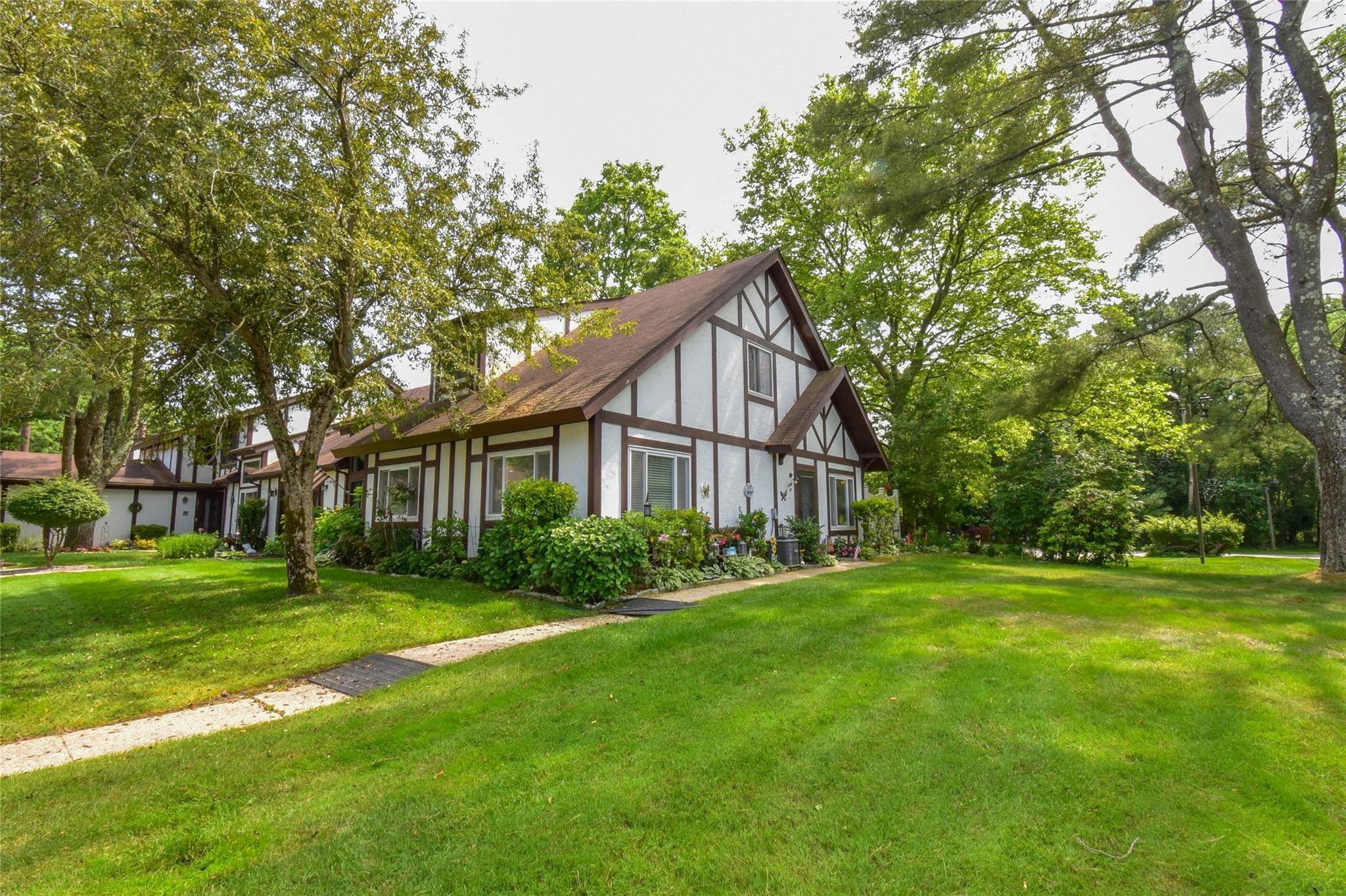 Middle Island, NY 11953,62 Crystal Rock CT