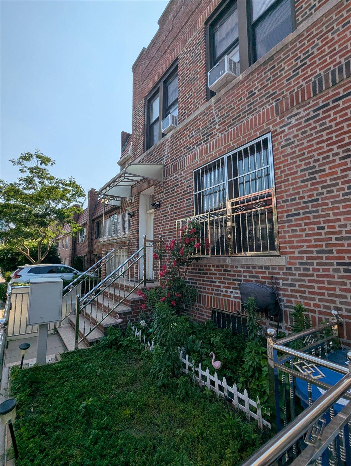 Astoria, NY 11106,3352 29th ST