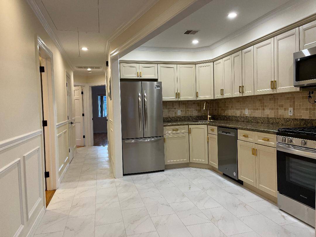 Bayside, NY 11361,38-38 213th ST #2