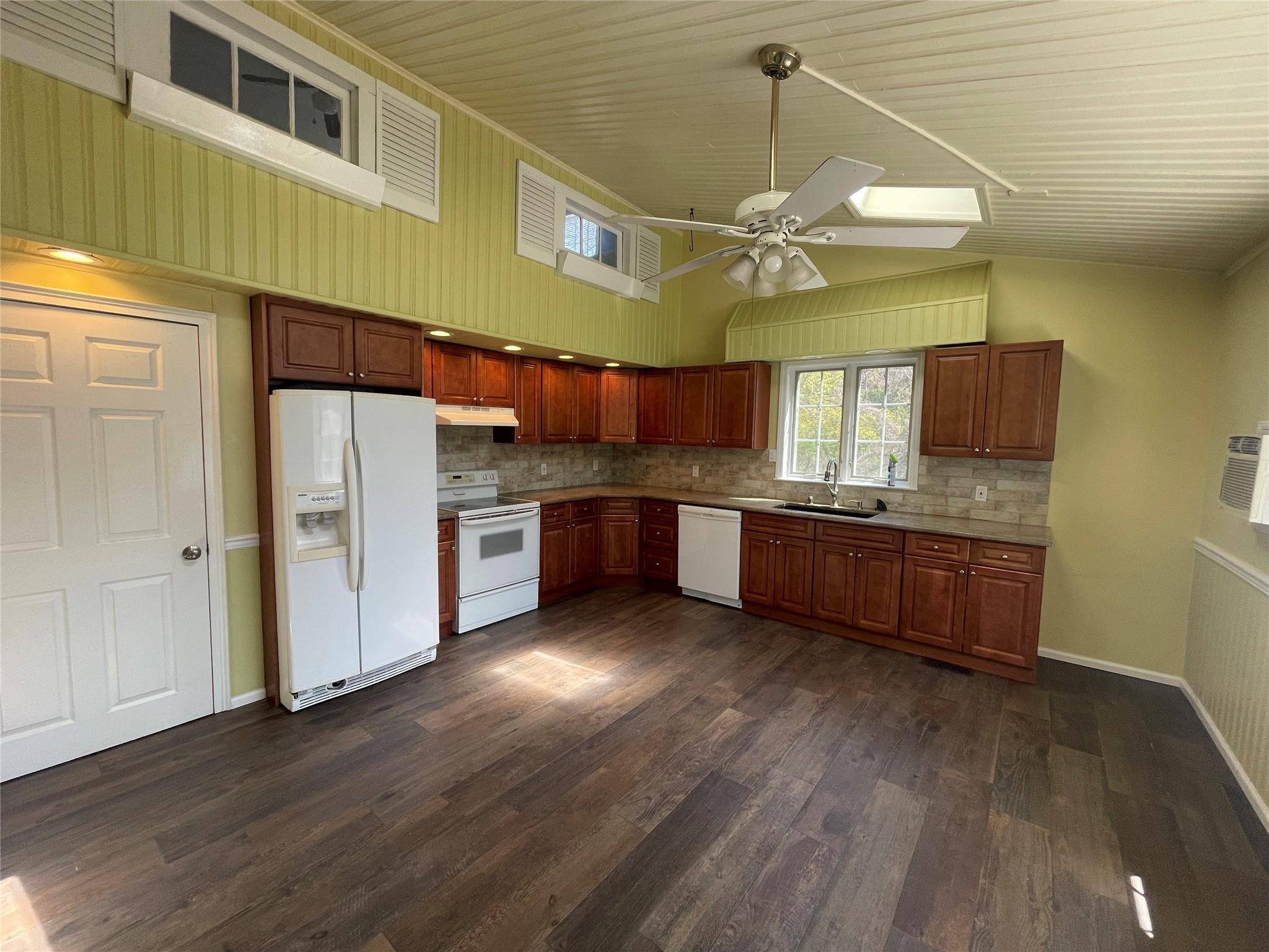 Saint James, NY 11780,496 North Country RD