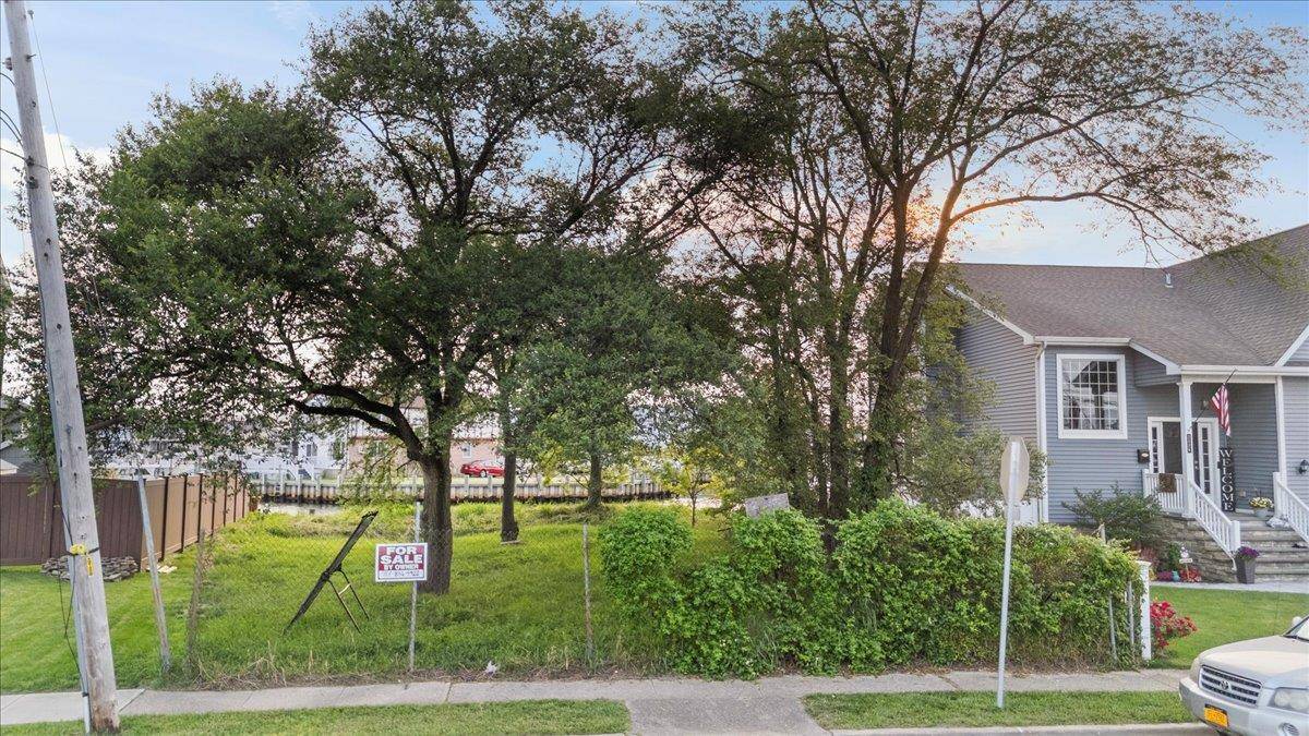 Wantagh, NY 11793,2536 Riverside DR