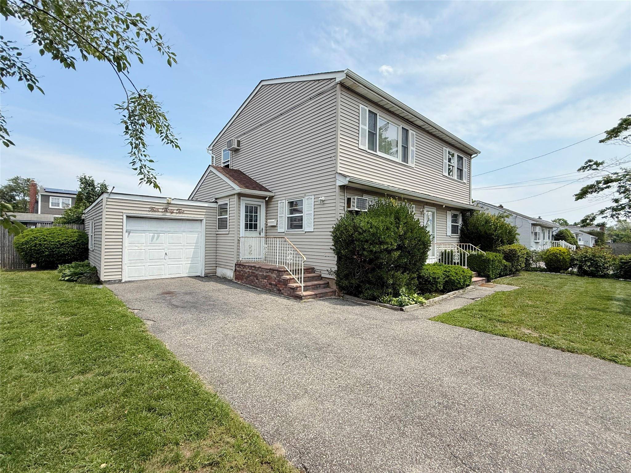 Lindenhurst, NY 11757,432 49th ST