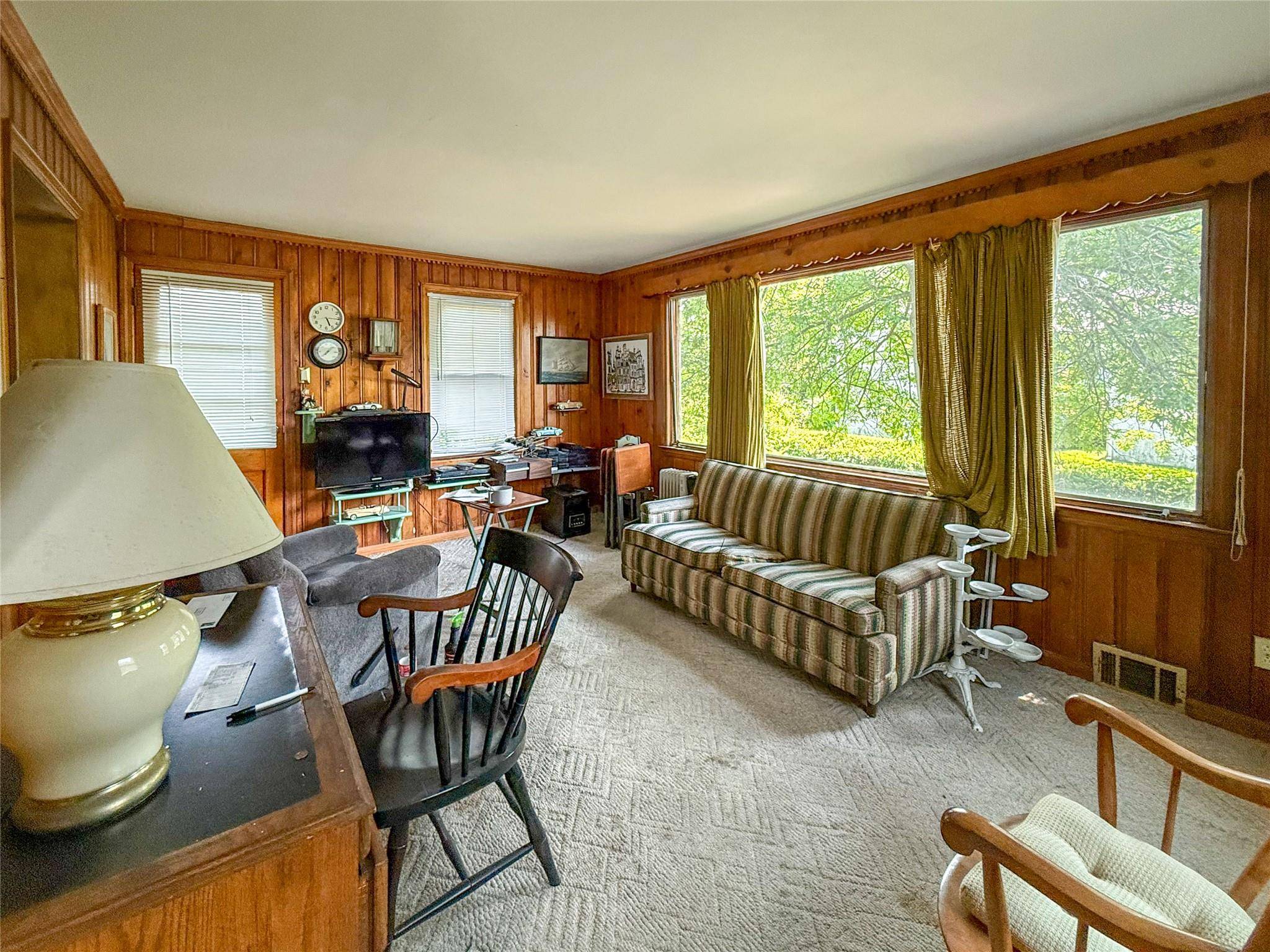 Valley Stream, NY 11581,37 Flower RD