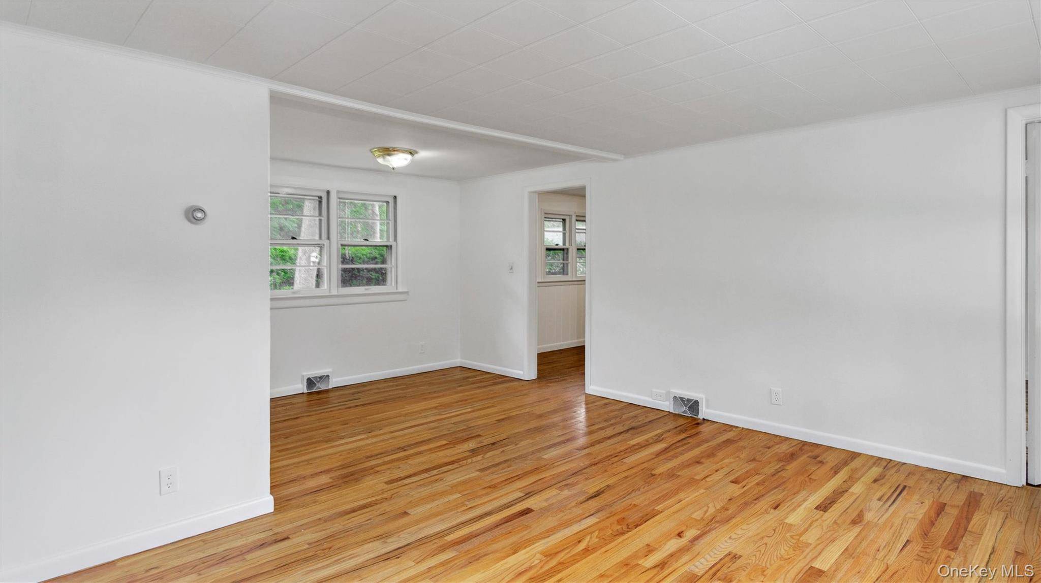 Hampton Bays, NY 11946,4 Holiday CT