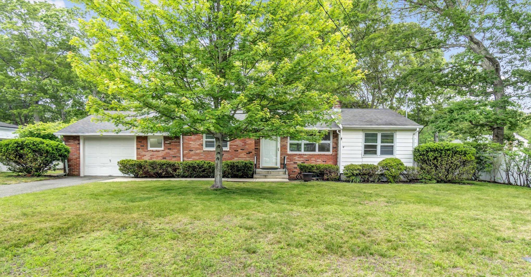 Hampton Bays, NY 11946,4 Holiday CT