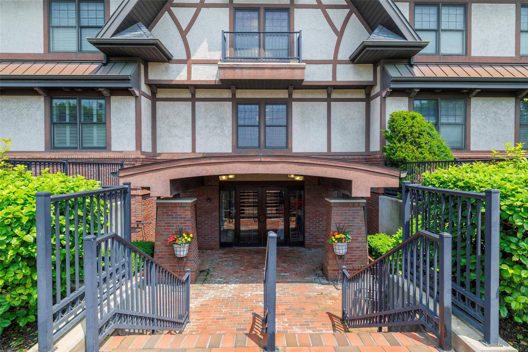 Rockville Centre, NY 11570,77 Maple AVE #101