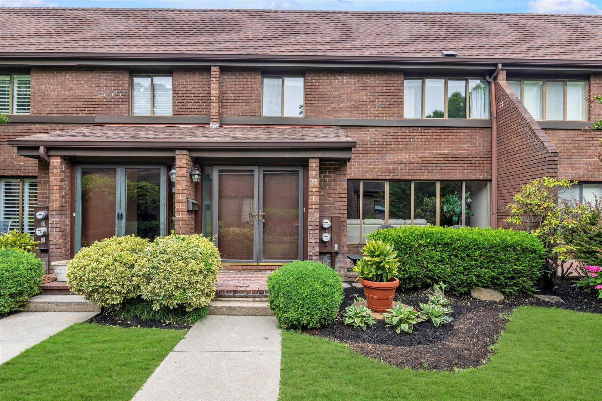 Roslyn, NY 11576,21 Fox Ridge