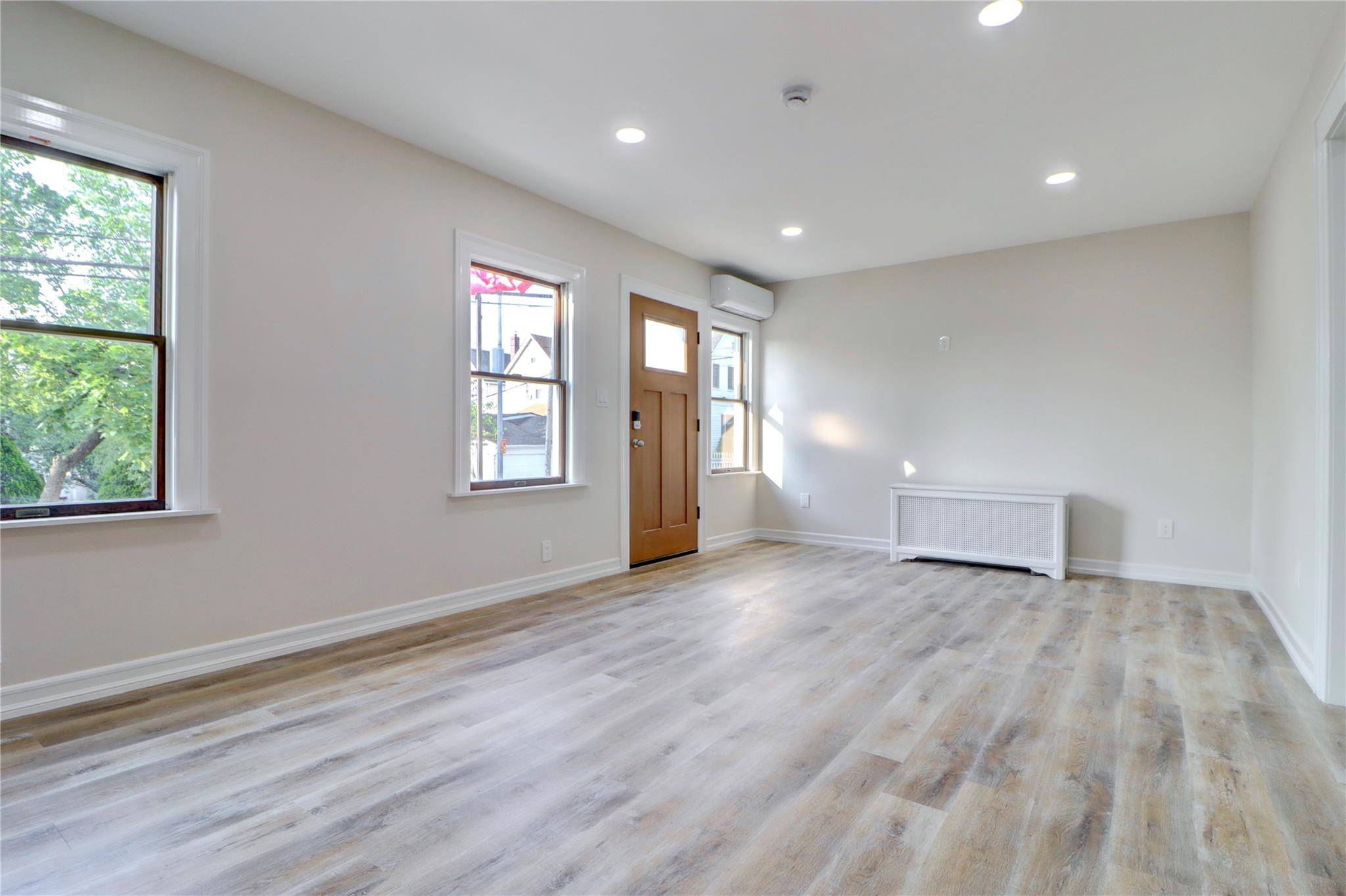 Glendale, NY 11385,61-12 80th AVE