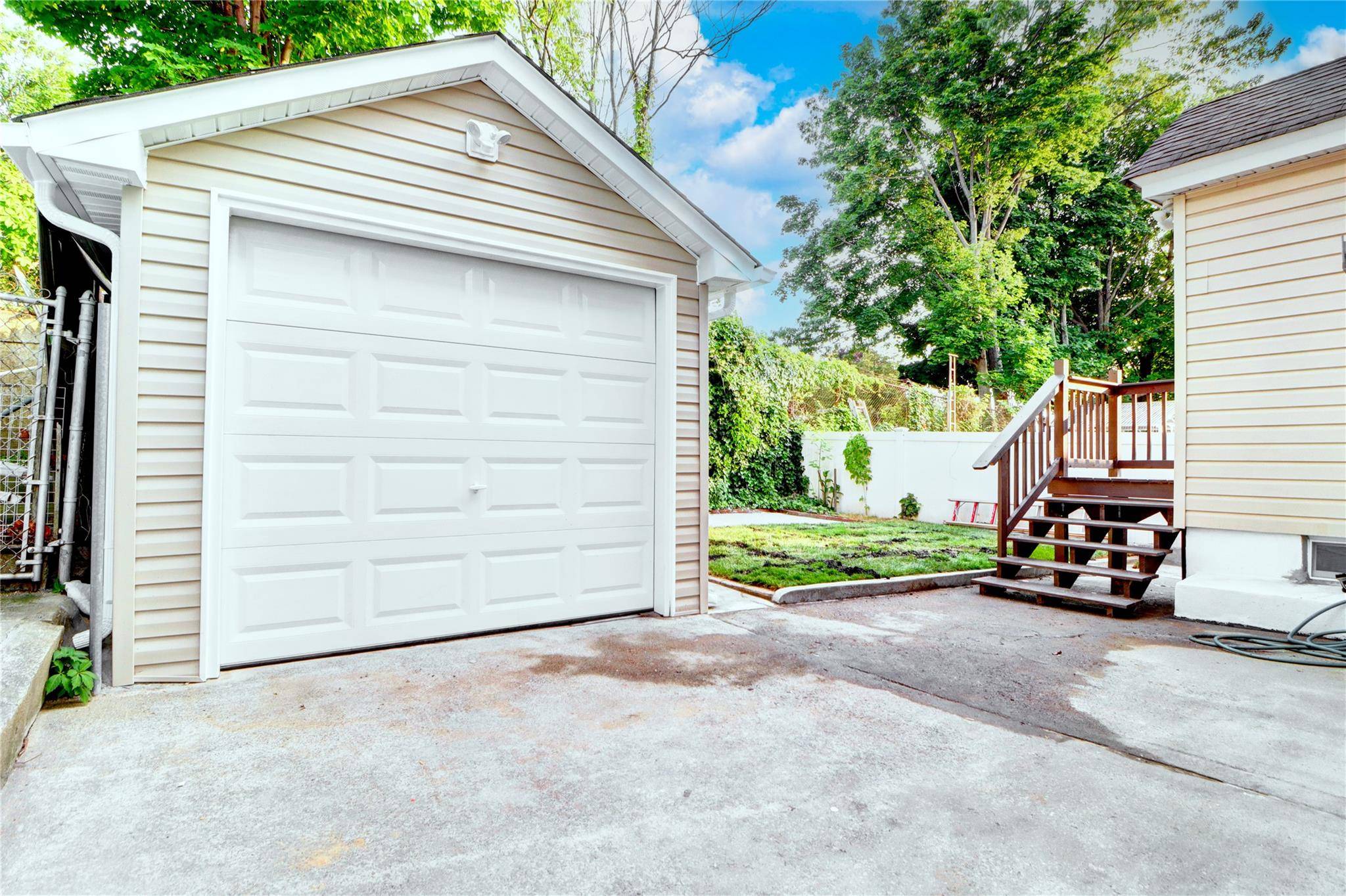 Glendale, NY 11385,61-12 80th AVE