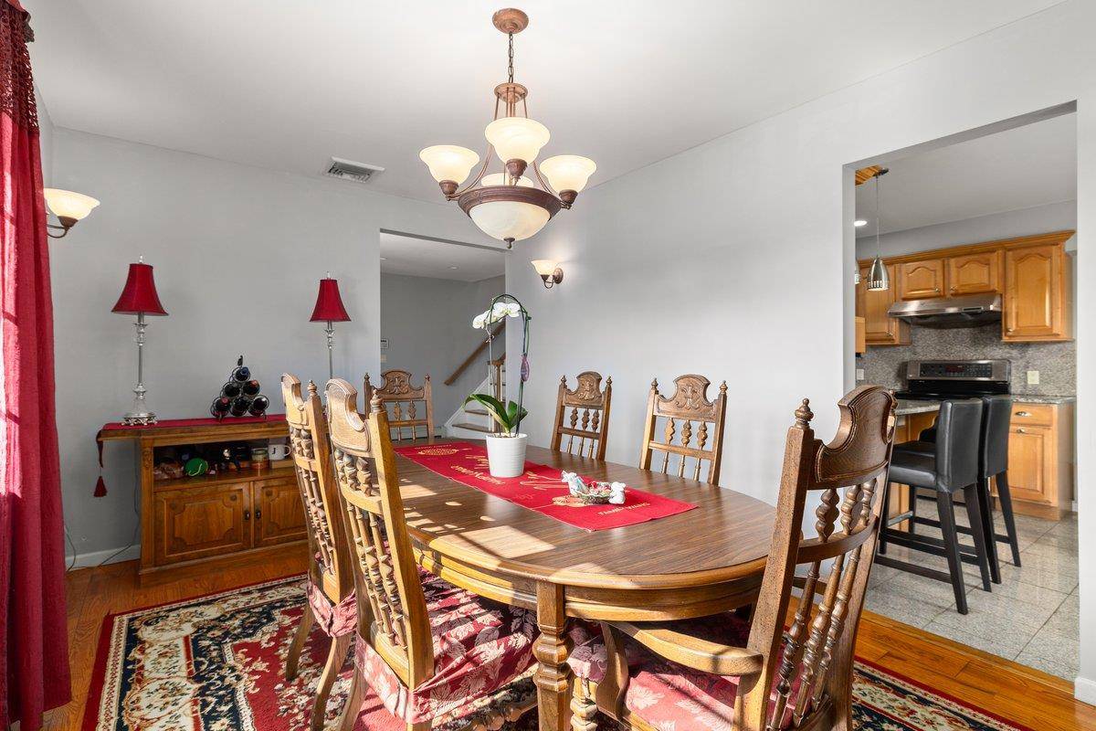 Smithtown, NY 11787,25 Glacier DR