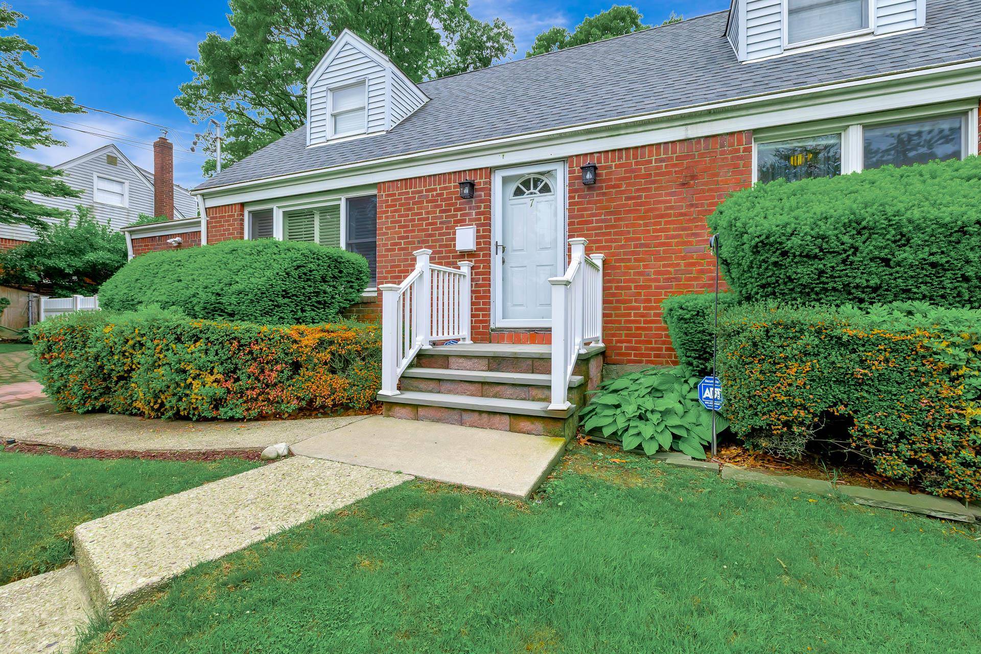 East Northport, NY 11731,7 Dawn DR