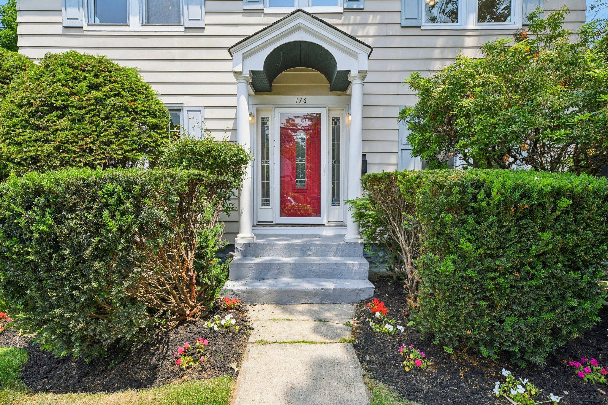 Huntington, NY 11743,176 Nassau RD