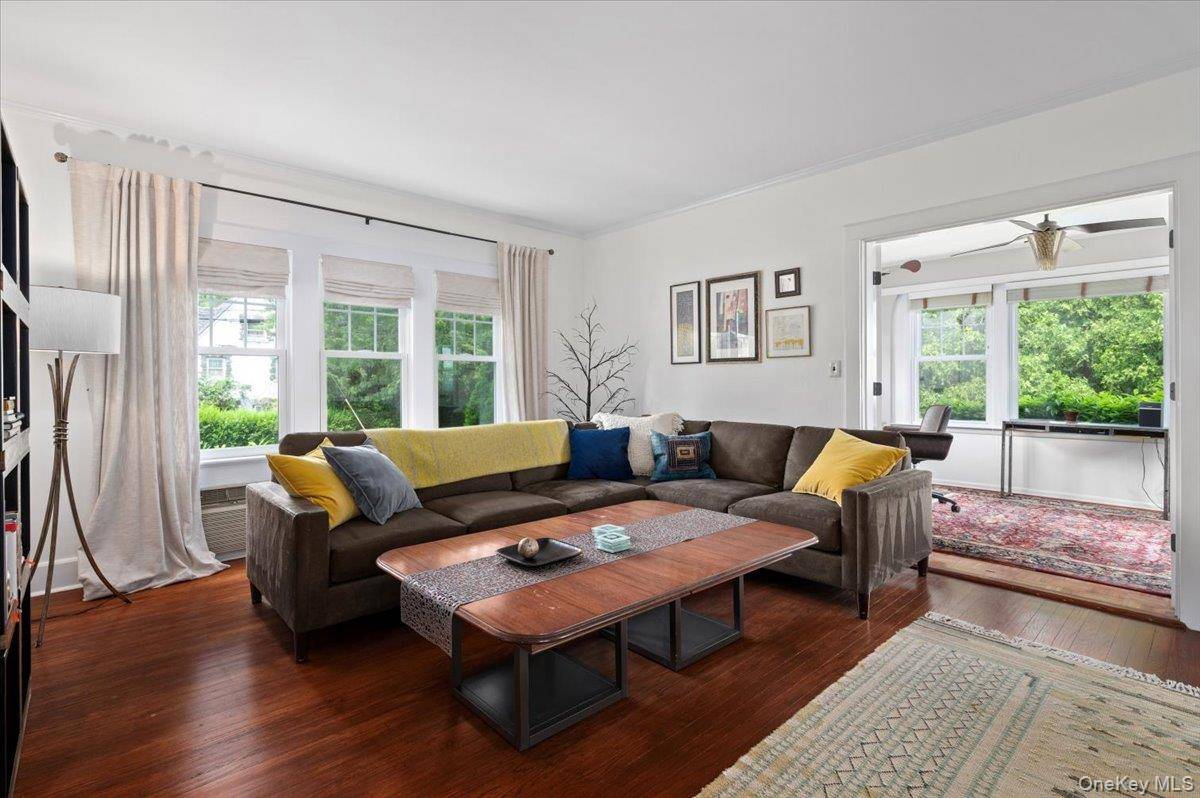 Pelham, NY 10803,400 Manor Ridge RD