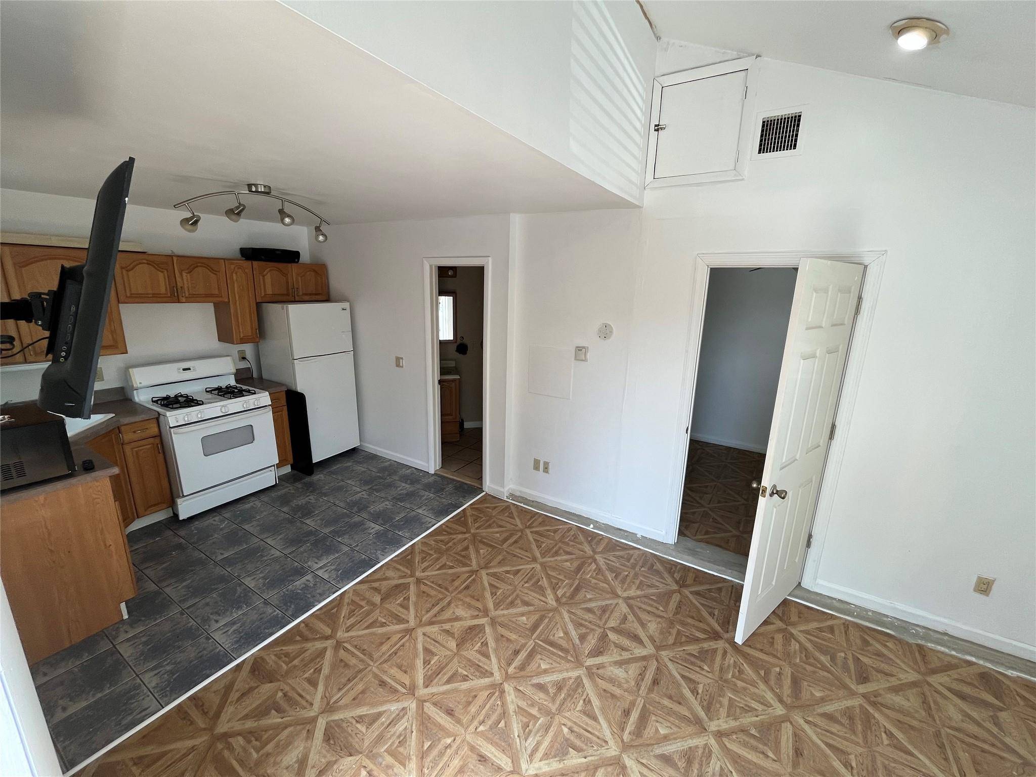 Kings Park, NY 11754,46 Glen LN