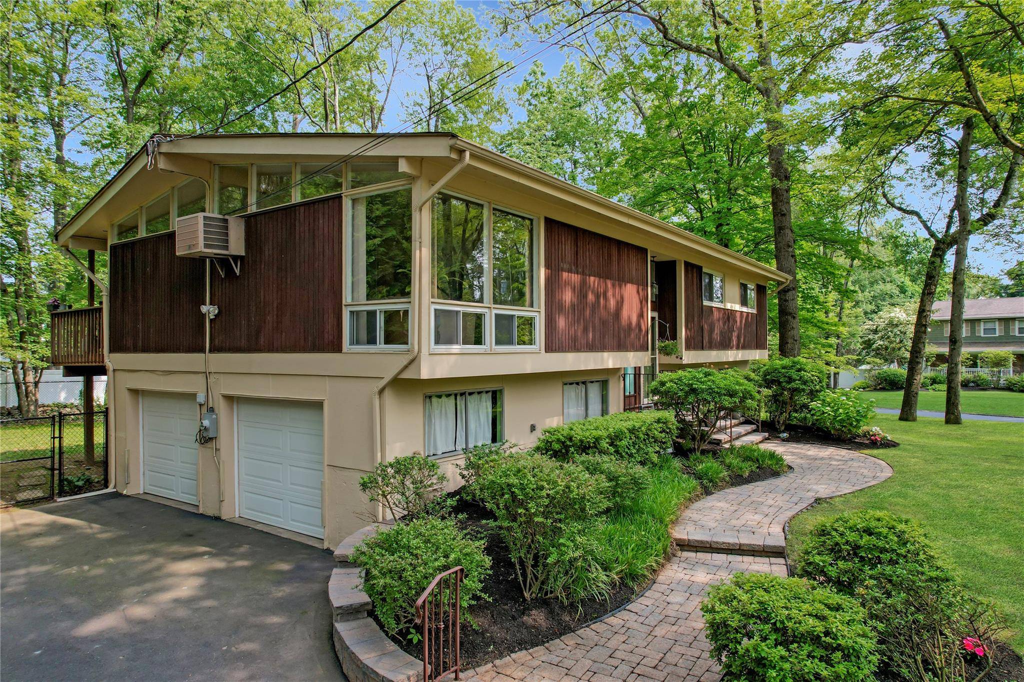 New City, NY 10956,2 Hedge ROW