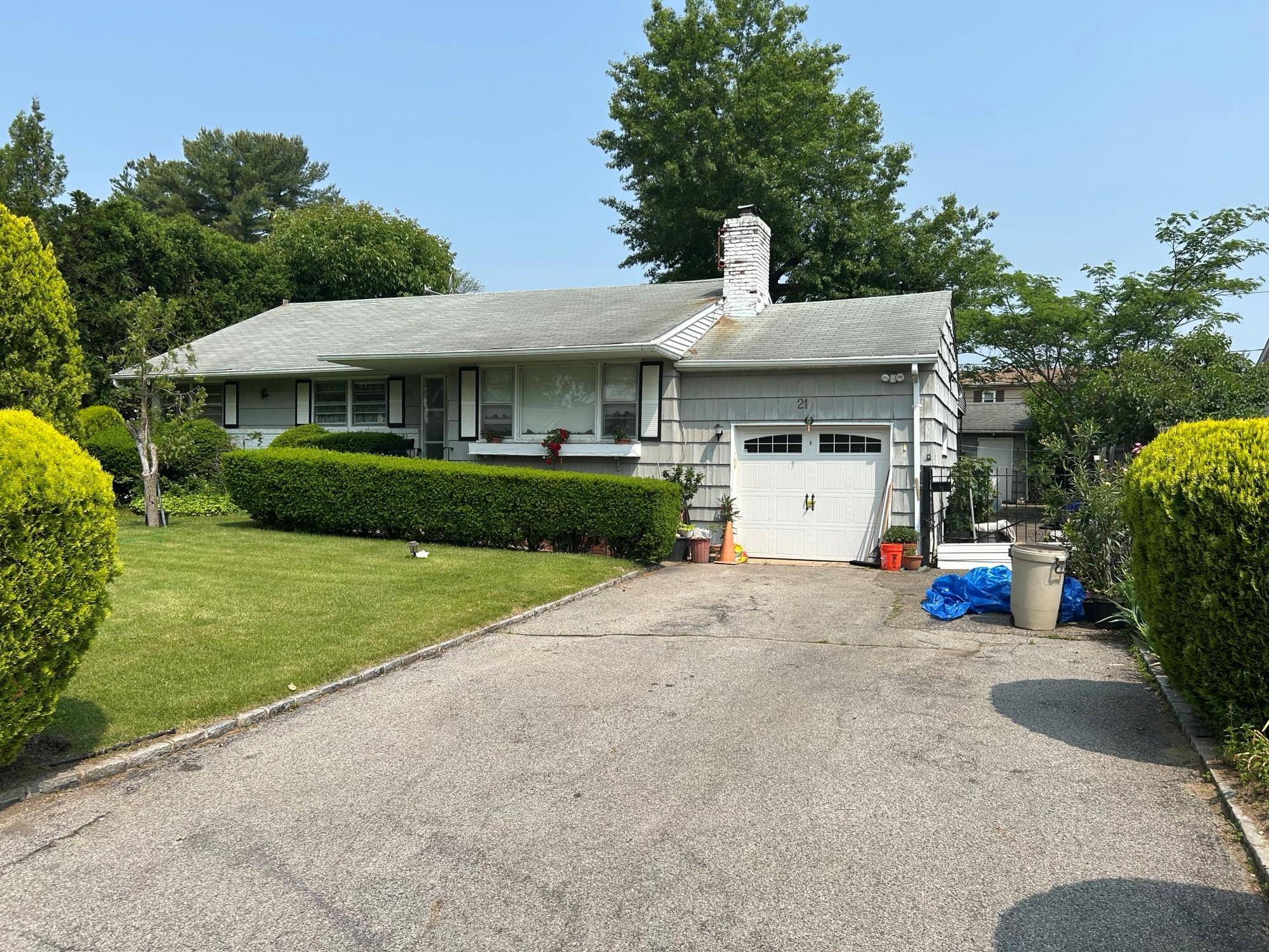 Glen Cove, NY 11542,21 Stillman RD