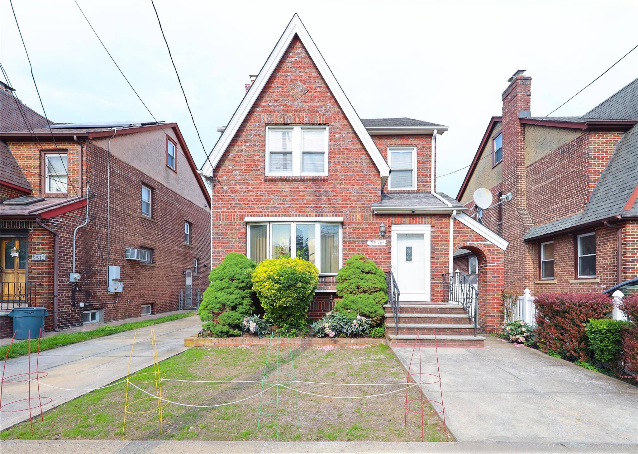 Floral Park, NY 11001,95-15 243rd ST