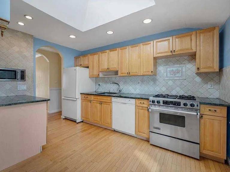 Commack, NY 11725,84 Marie CRES