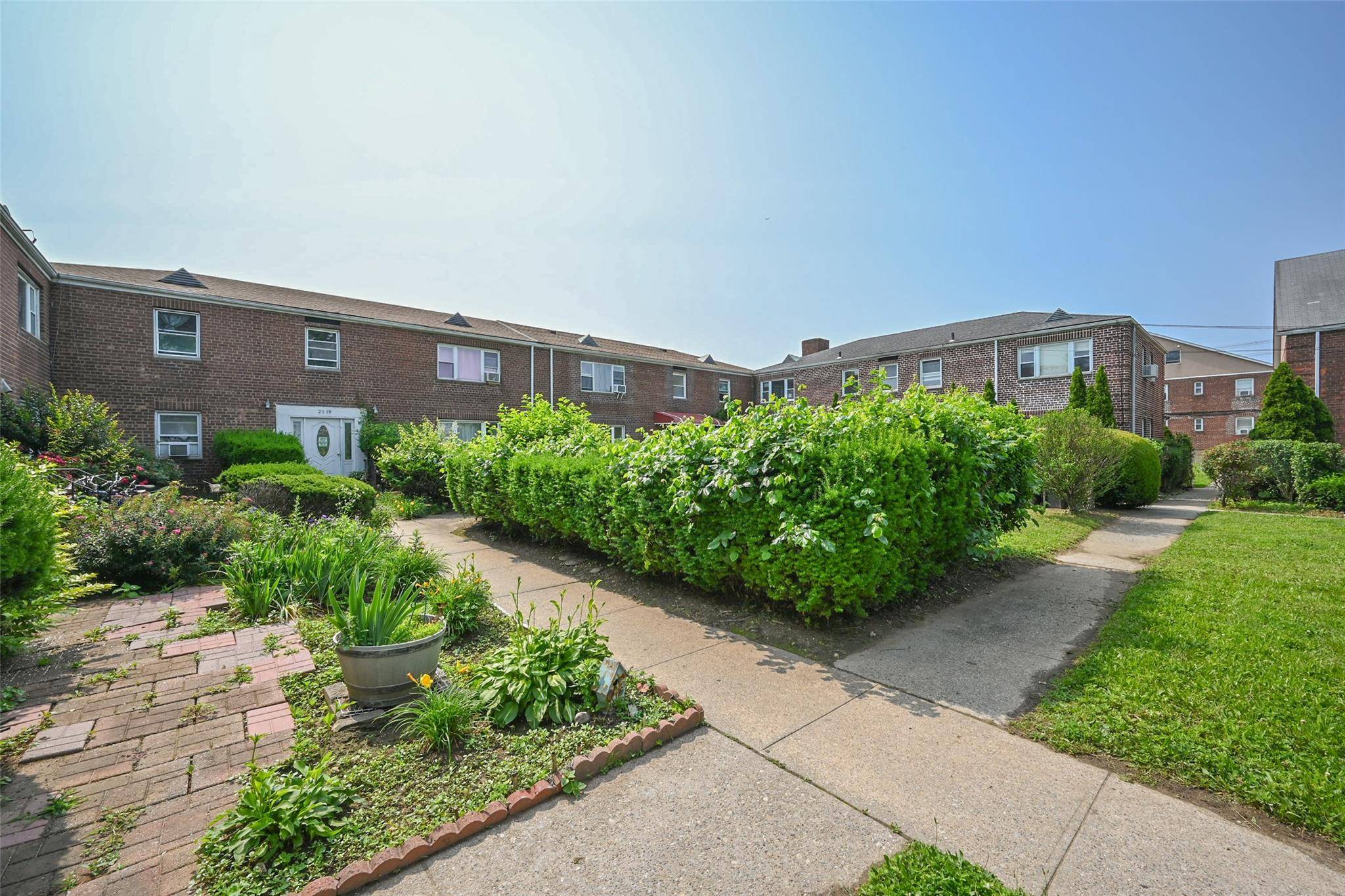 Whitestone, NY 11357,20-21 Parsons BLVD