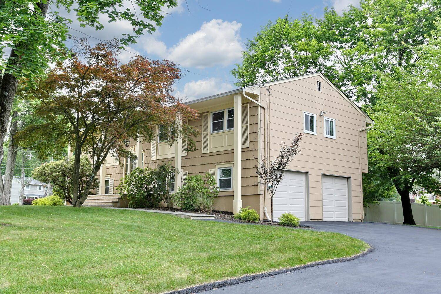 Suffern, NY 10901,11 Claremont LN