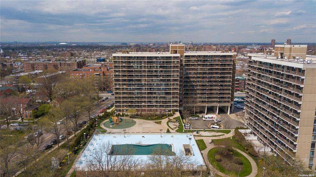 Flushing, NY 11367,152-18 Union Turnpike #9P