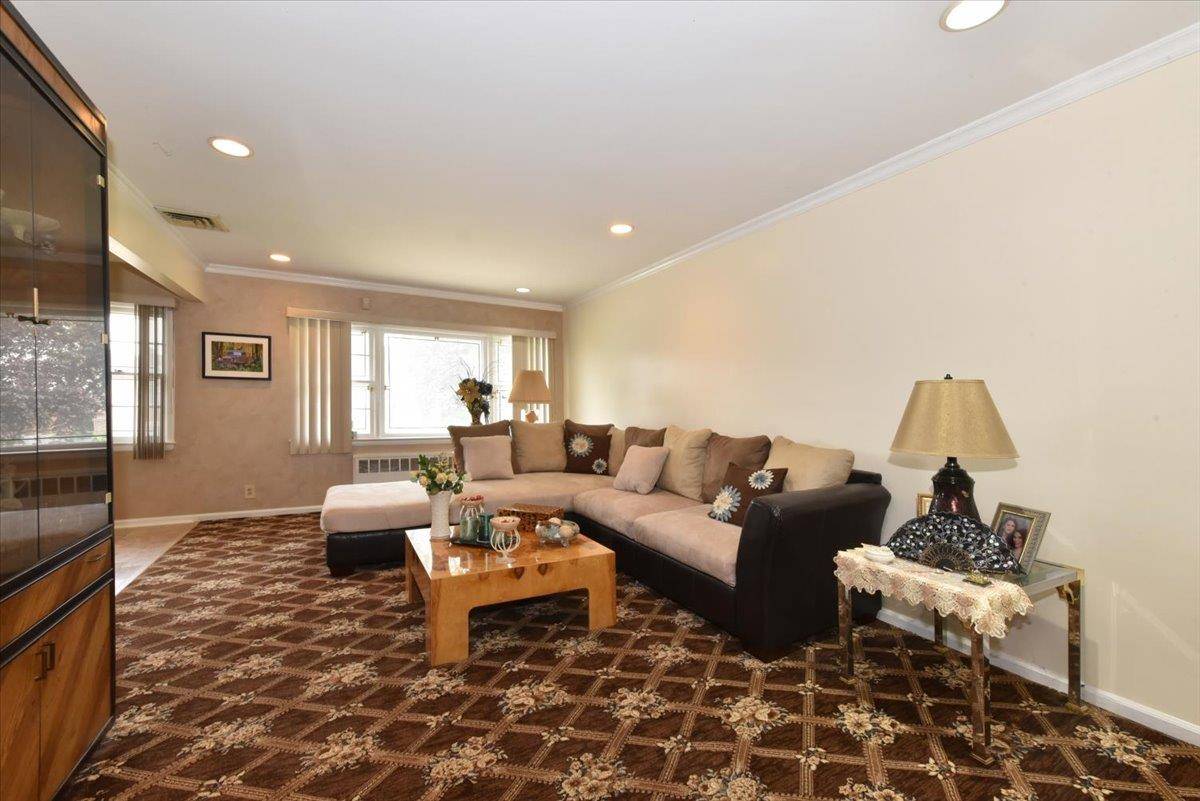 Hollis Hills, NY 11427,8519 212th ST