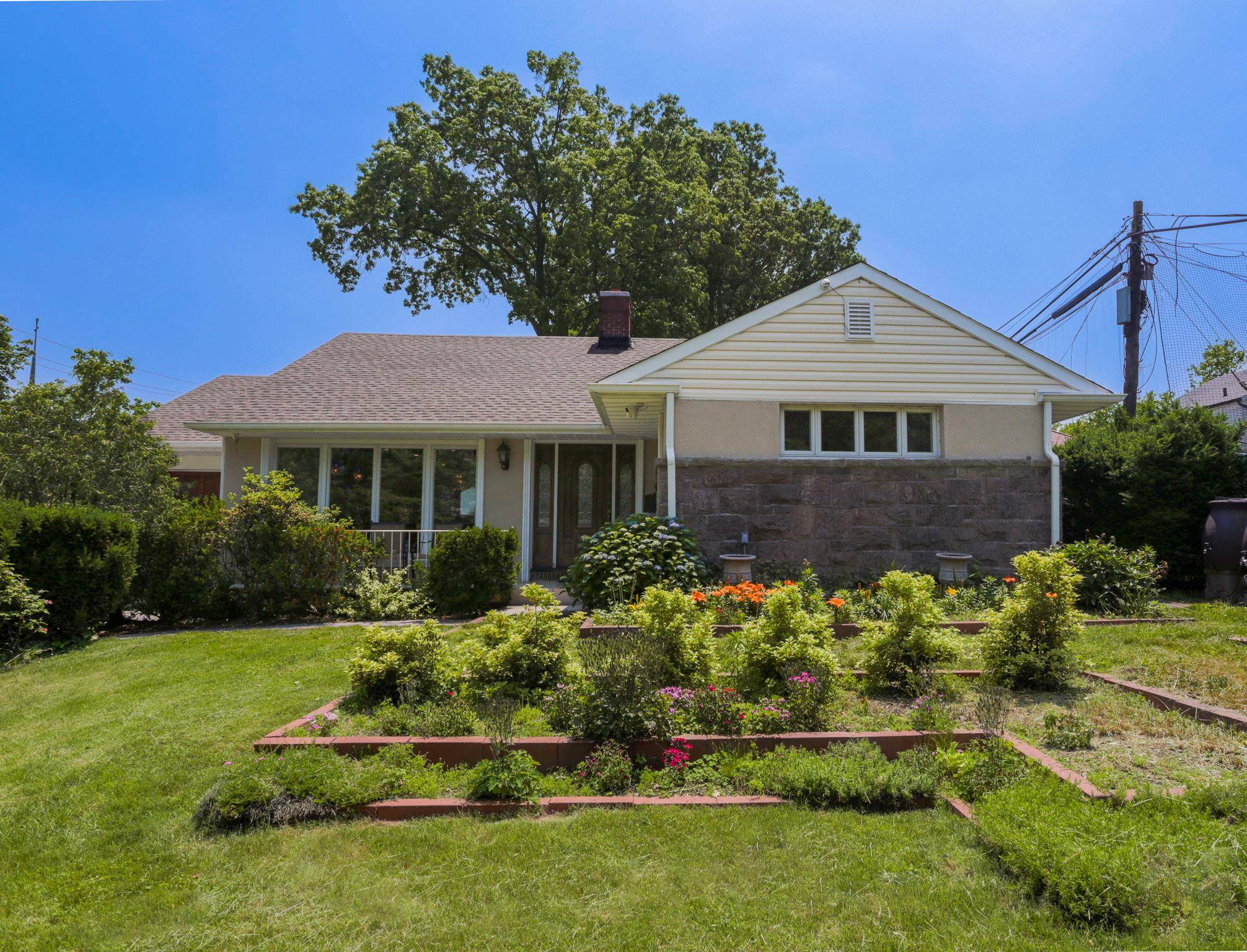 Hollis Hills, NY 11364,215-28 Peck AVE