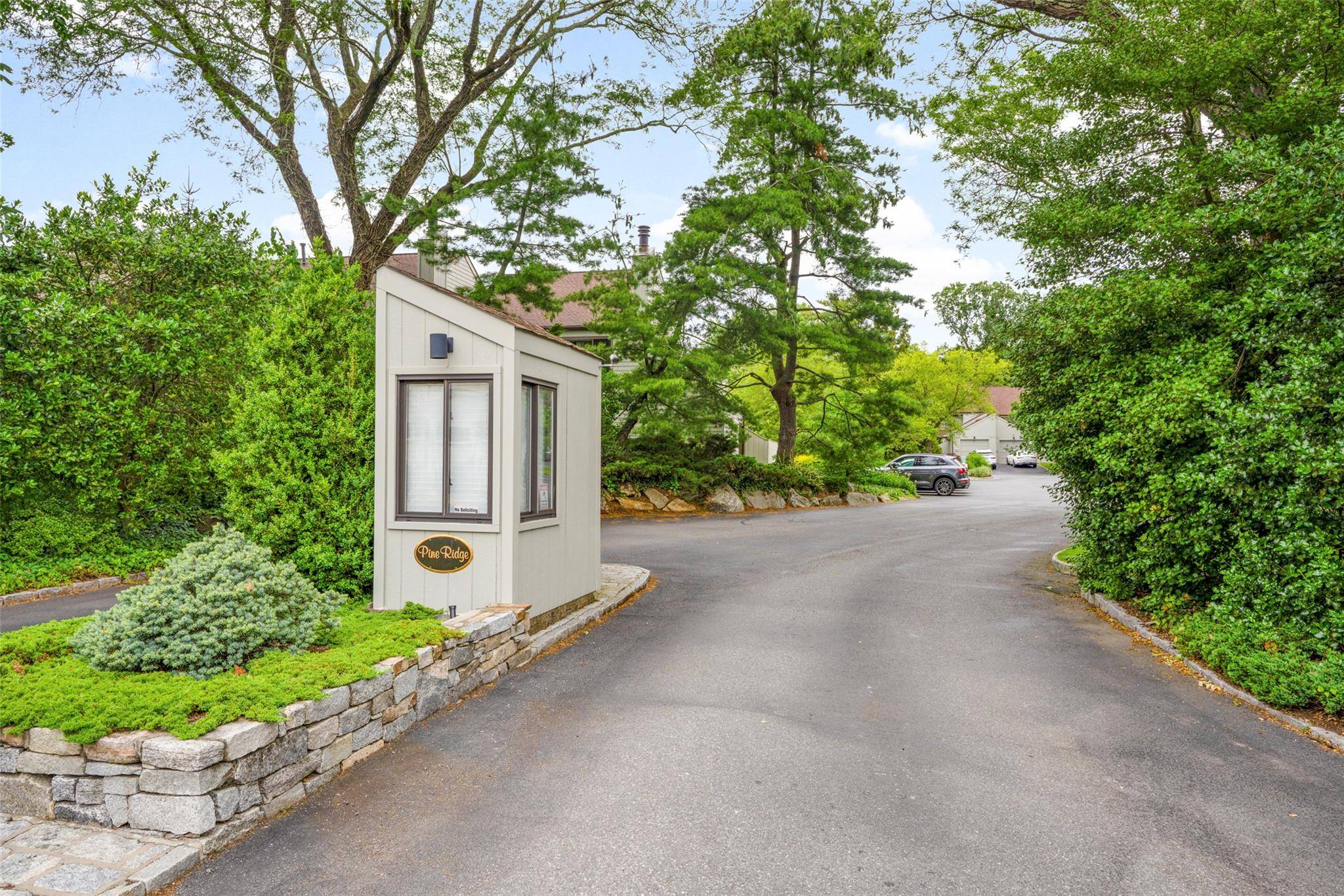 Larchmont, NY 10538,33 Pine Ridge RD