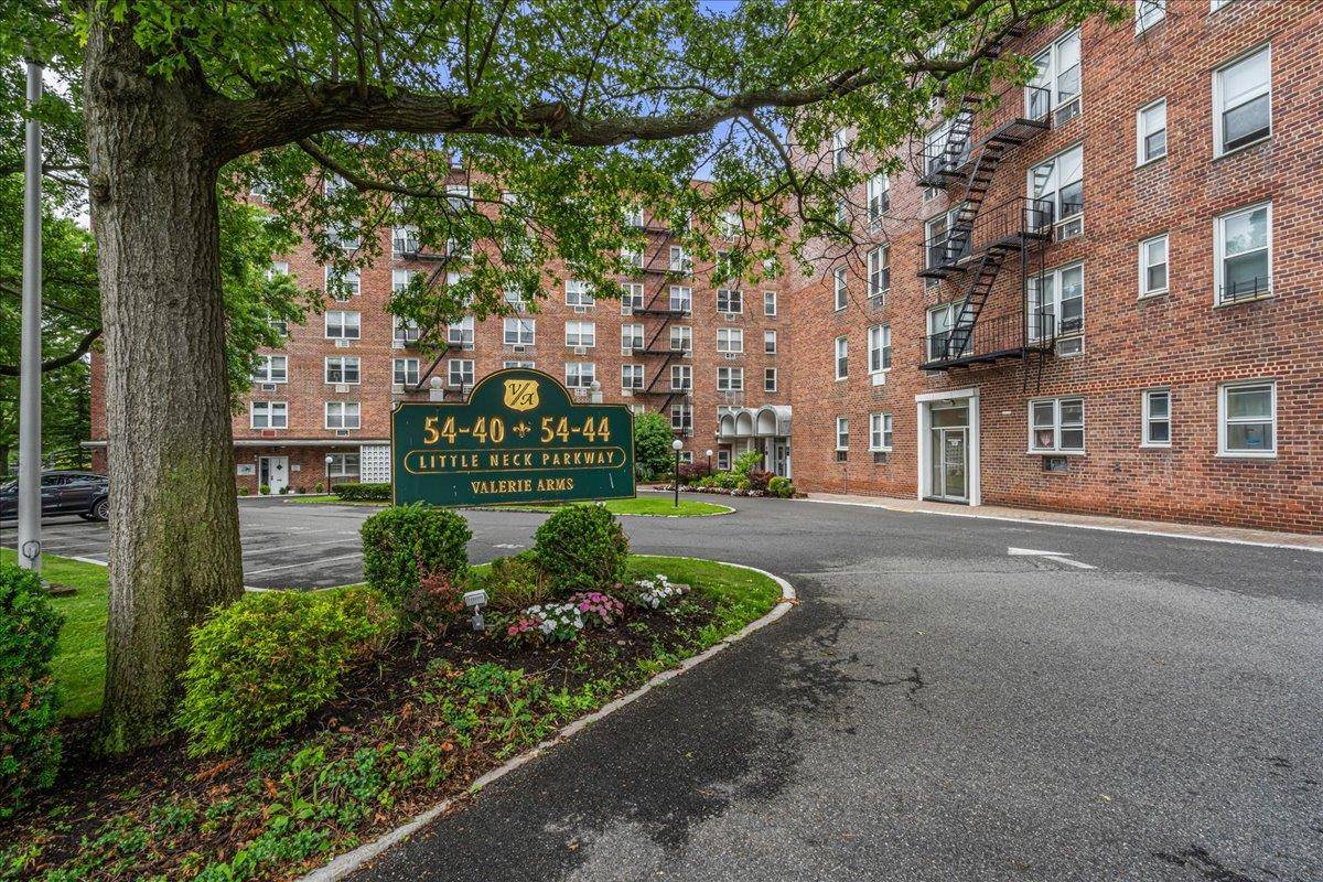 Little Neck, NY 11362,54-44 Little Neck Pkwy #5G