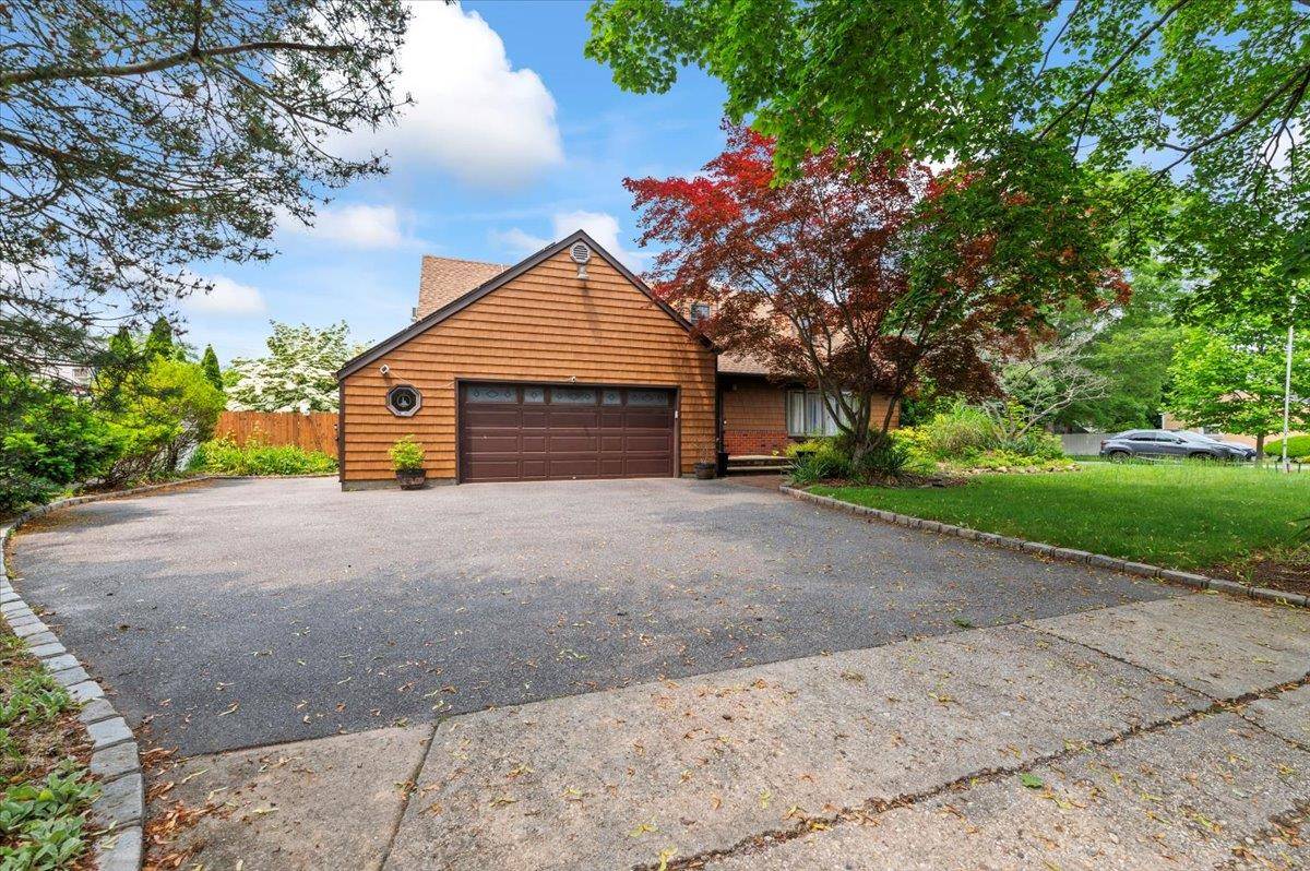 Dix Hills, NY 11746,1057 Carlls Straight PATH