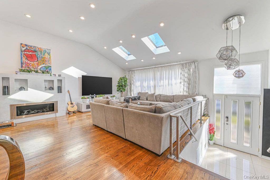 Woodmere, NY 11598,972 S End