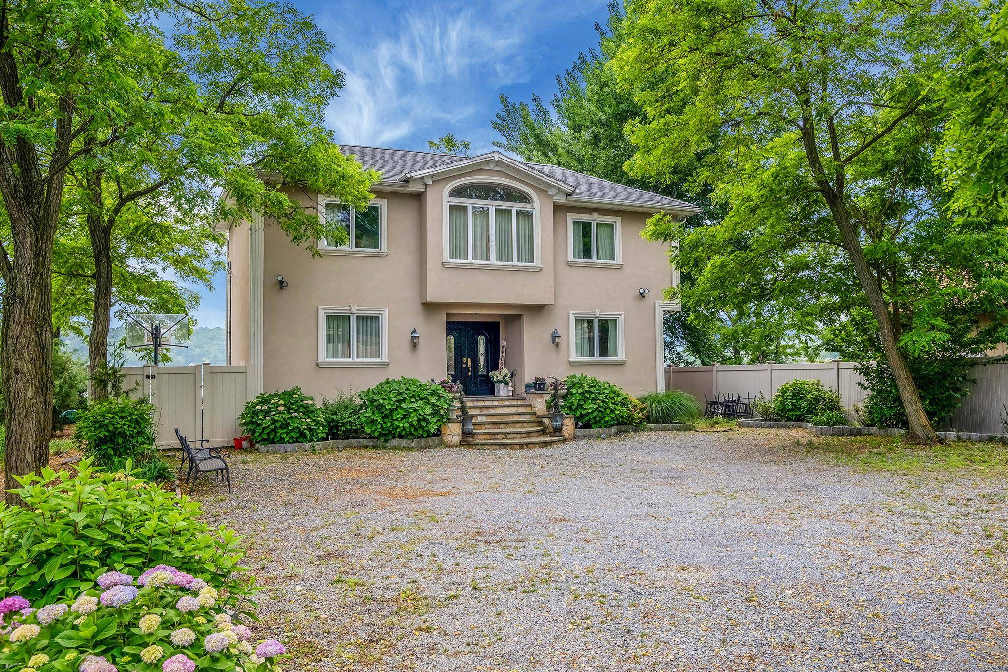 Bayville, NY 11709,18 Deans LN