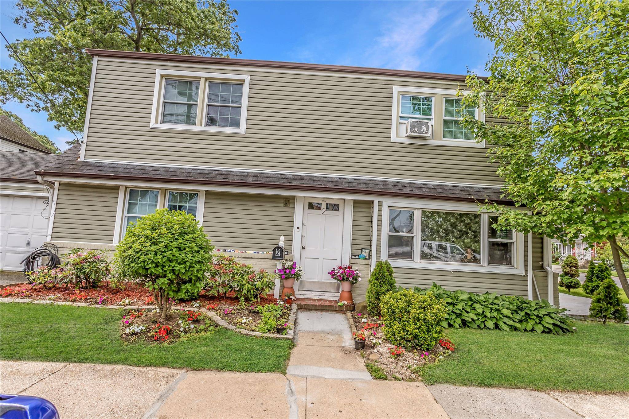 Lynbrook, NY 11563,90 Charles ST