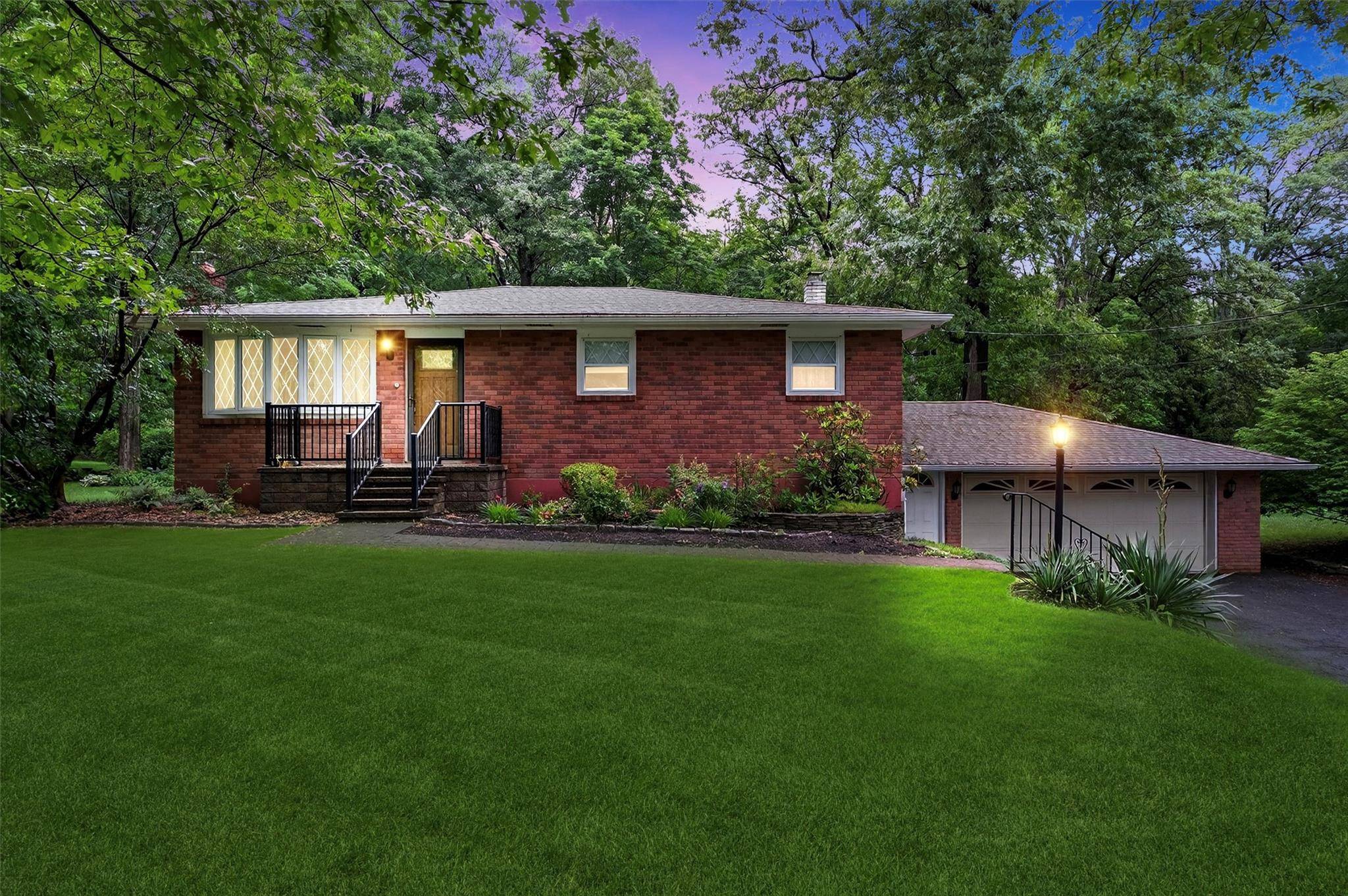 Newburgh, NY 12550,7 Archery RD
