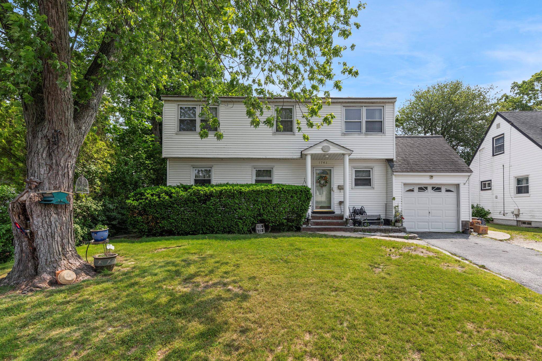 Merrick, NY 11566,1741 Meadowbrook RD