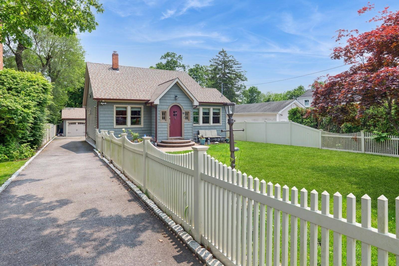 East Patchogue, NY 11772,15 Orchard RD