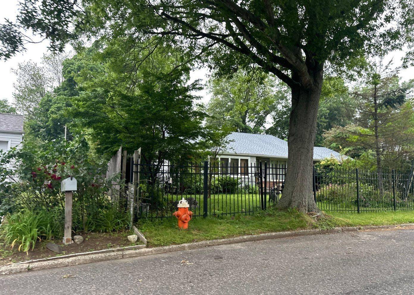Huntington, NY 11743,15 Glenwood LN