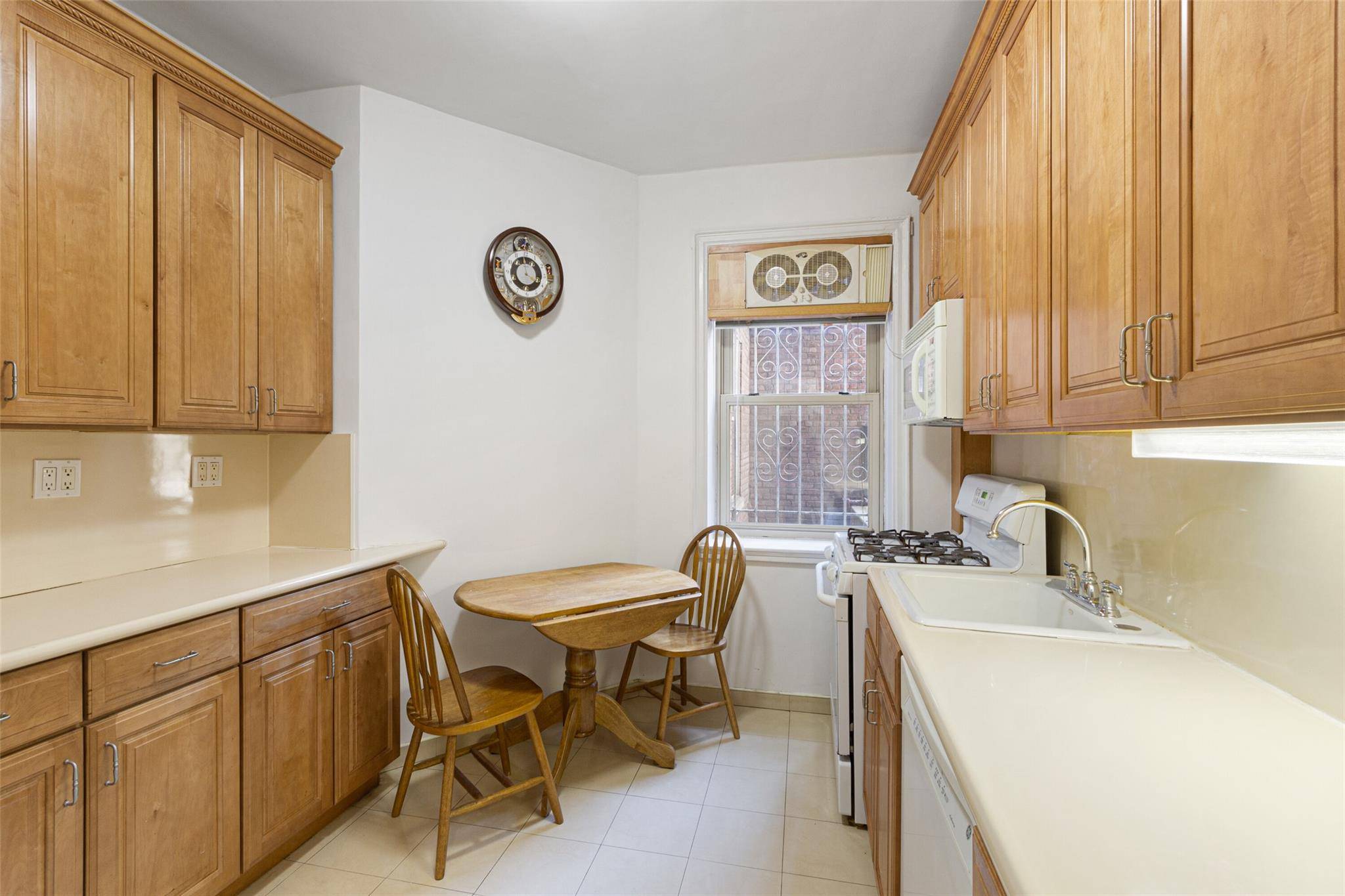 Woodside, NY 11377,48-25 43rd ST #1J